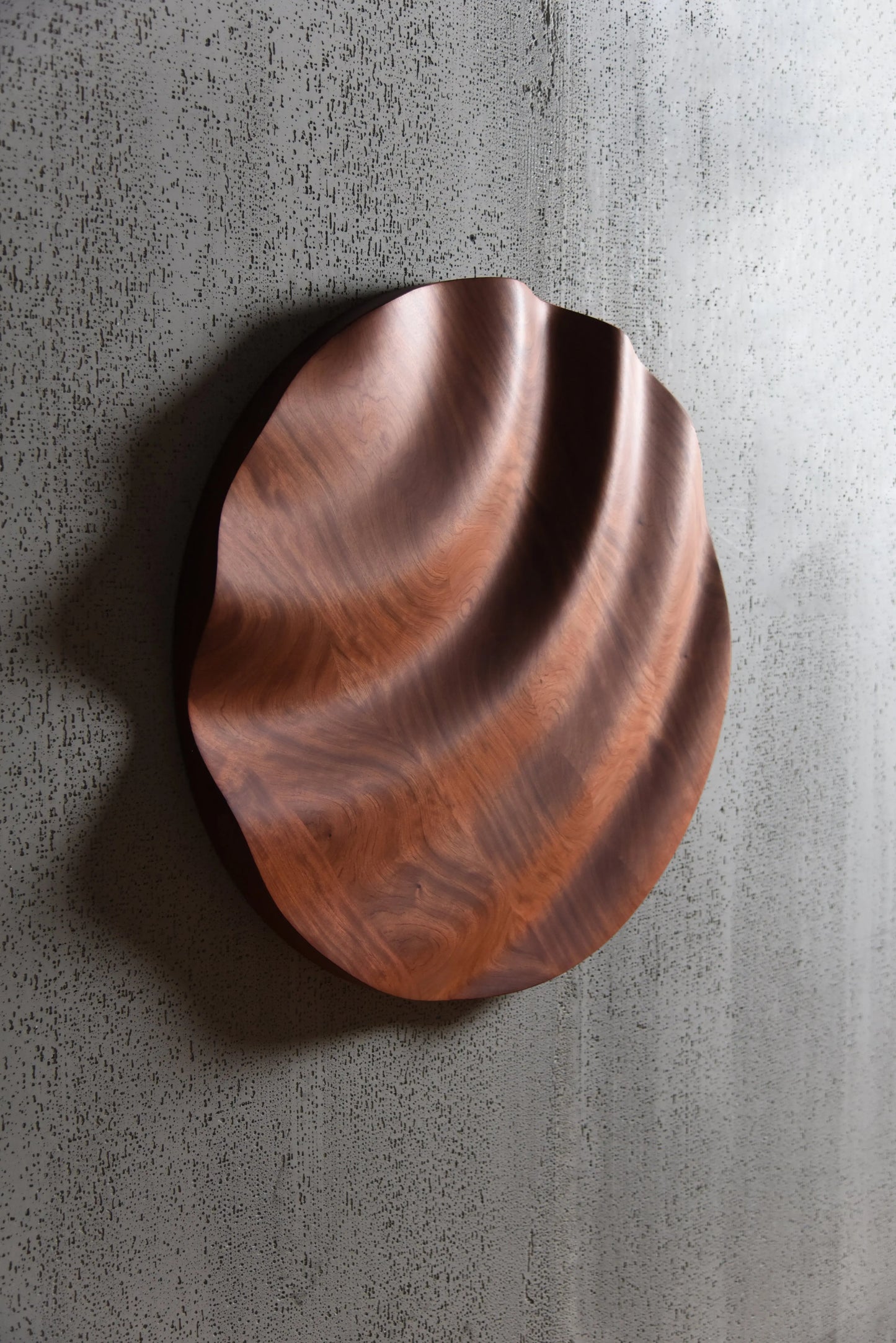 Zoom on swirling wave lines meeting distinct grain contrasts, perfect for fresh hallway decor ideas or new home gift ideas in a chic home.