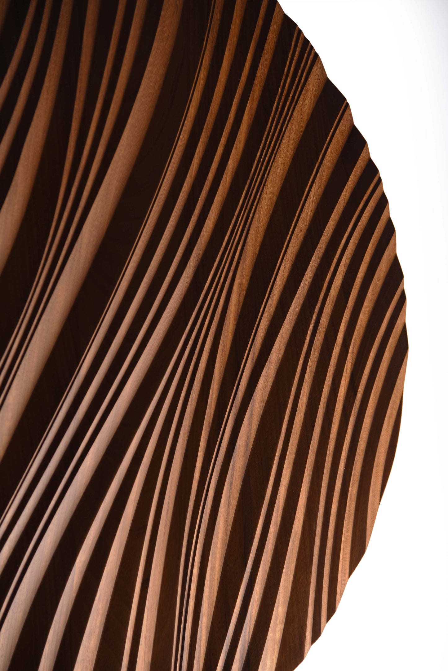 Edge detail revealing the panel’s matte finish, blending boho chic interior notes with a bold element of house design flair.