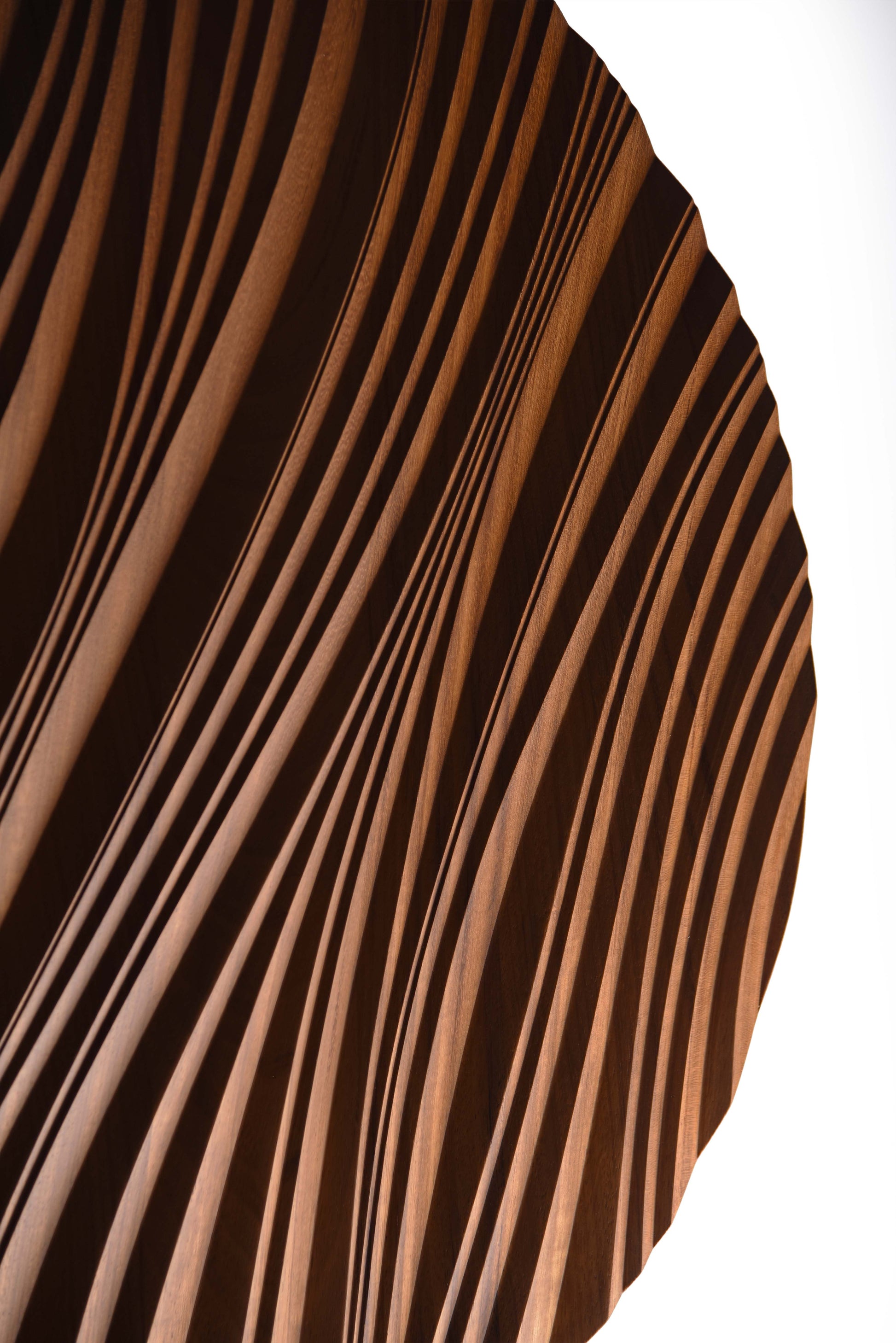 Edge detail revealing the panel’s matte finish, blending boho chic interior notes with a bold element of house design flair.